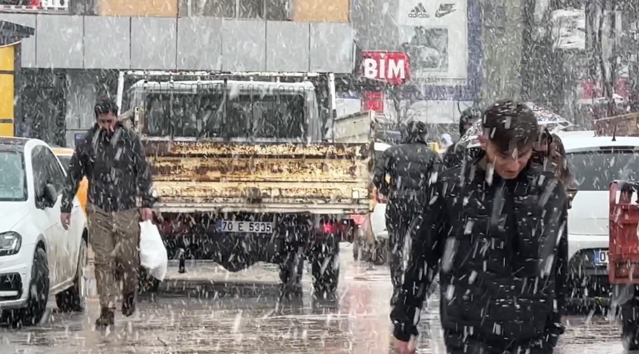 Yüksekova’da kar yağışı ilçeyi beyaza bürüdü
