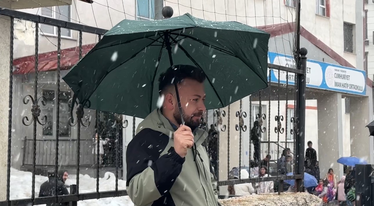 Yüksekova’da kar yağışı ilçeyi beyaza bürüdü
