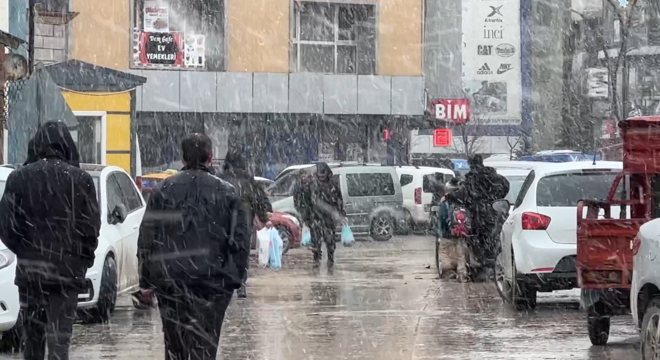 Yüksekova’da kar yağışı ilçeyi beyaza bürüdü
