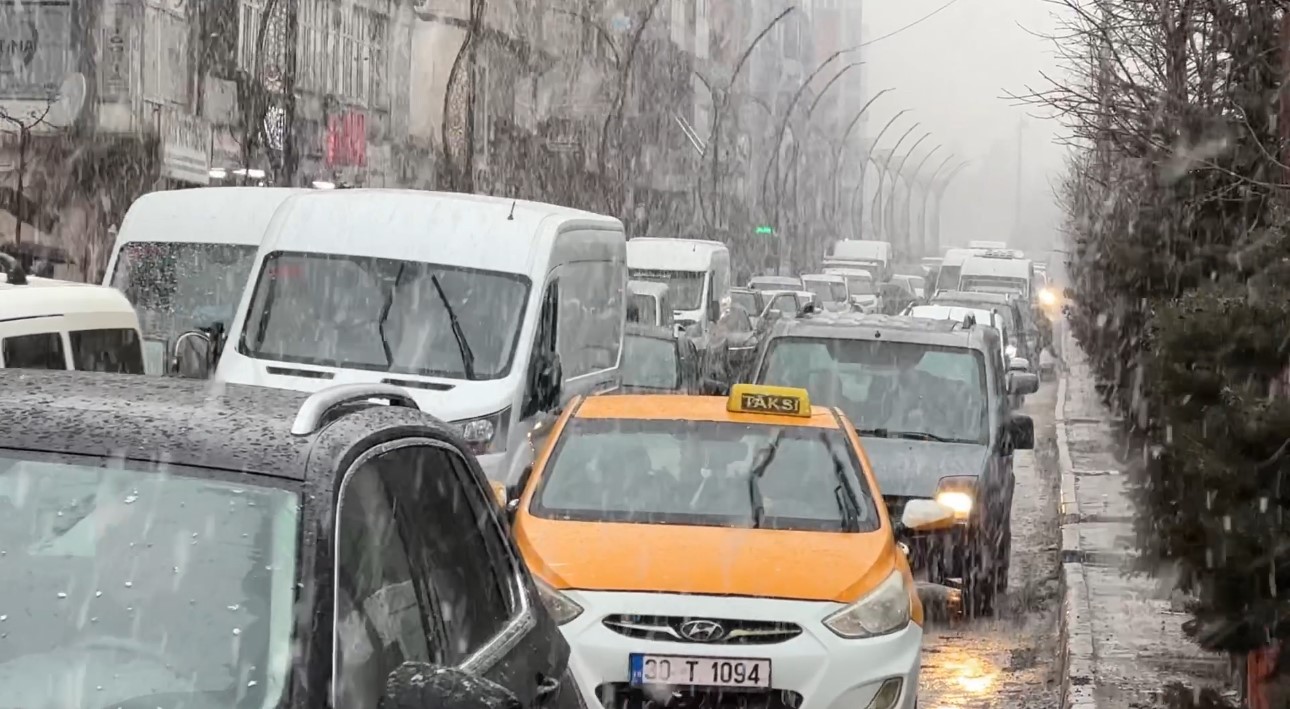 Yüksekova’da kar yağışı ilçeyi beyaza bürüdü
