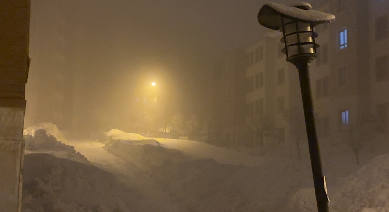 Yüksekova’da kar yağışı ve sis etkili oluyor
