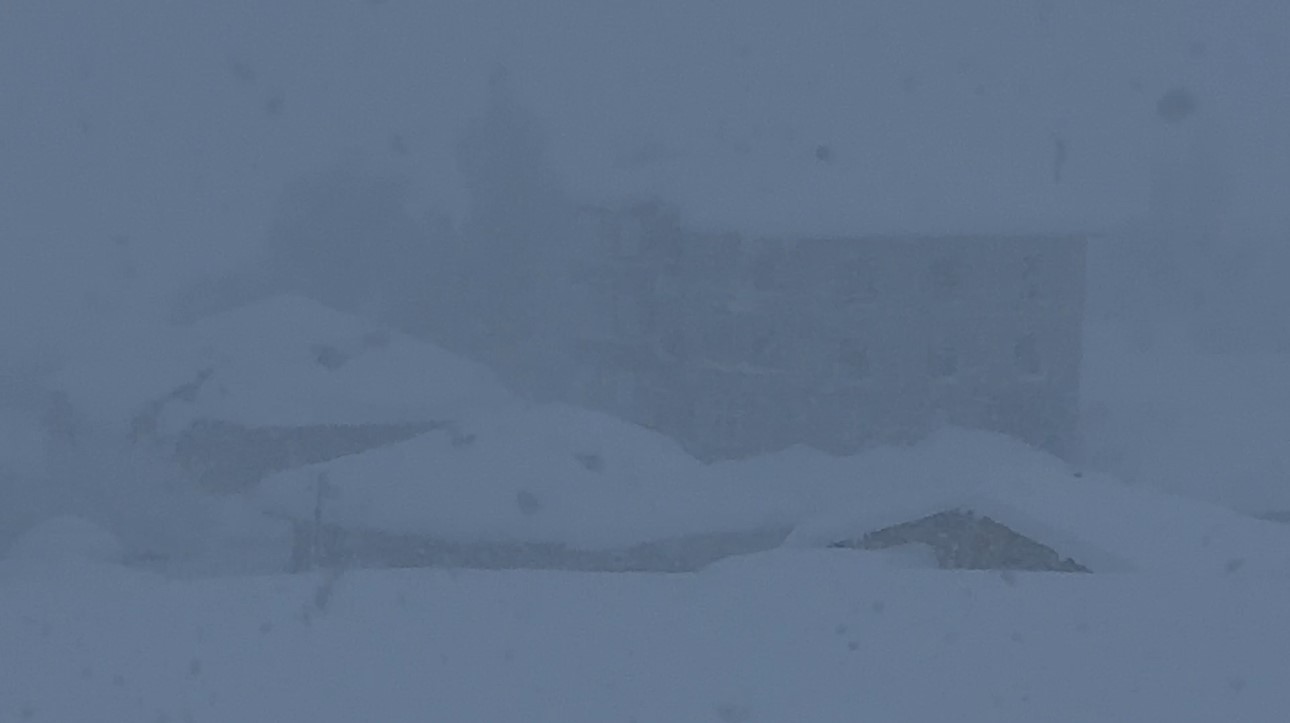 Yüksekova’da kar yağışı ve sis ulaşımı aksatıyor
