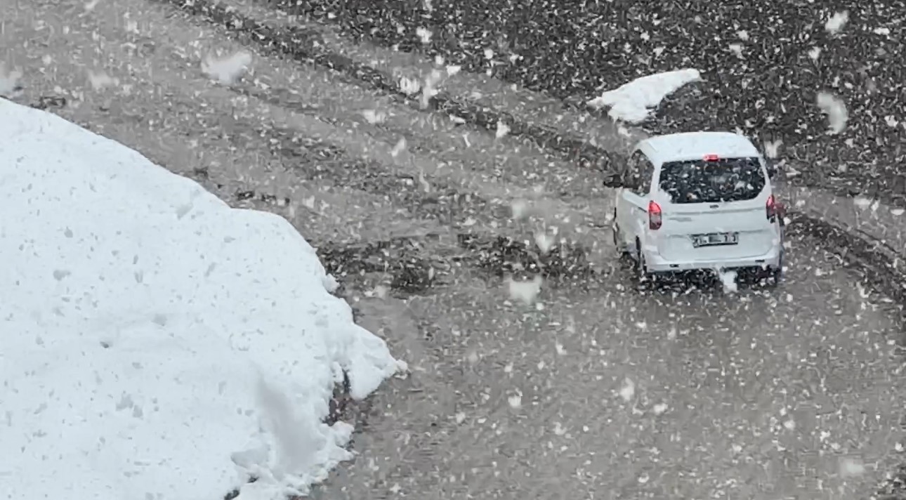 Yüksekova’da kar yağışı ve sis
