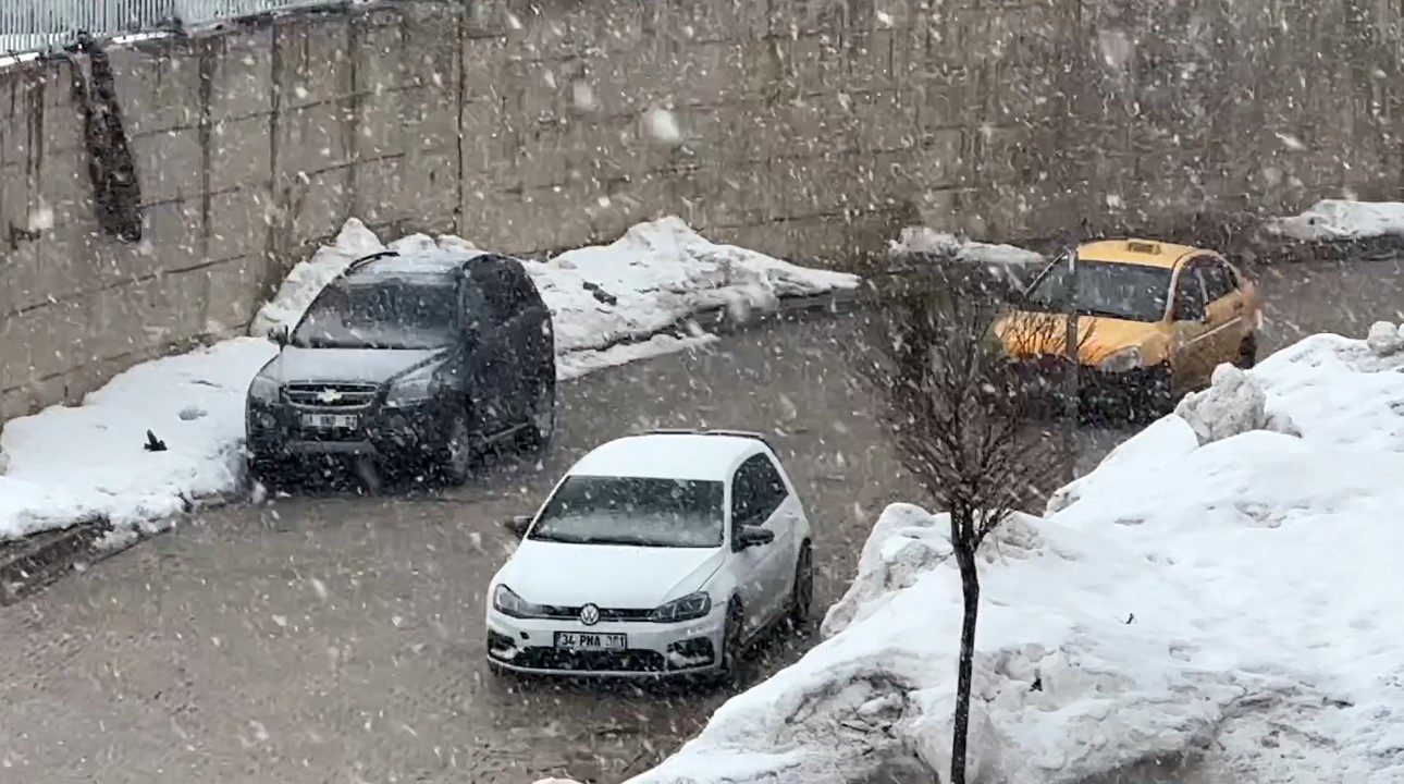 Yüksekova’da kar yağışı ve sis
