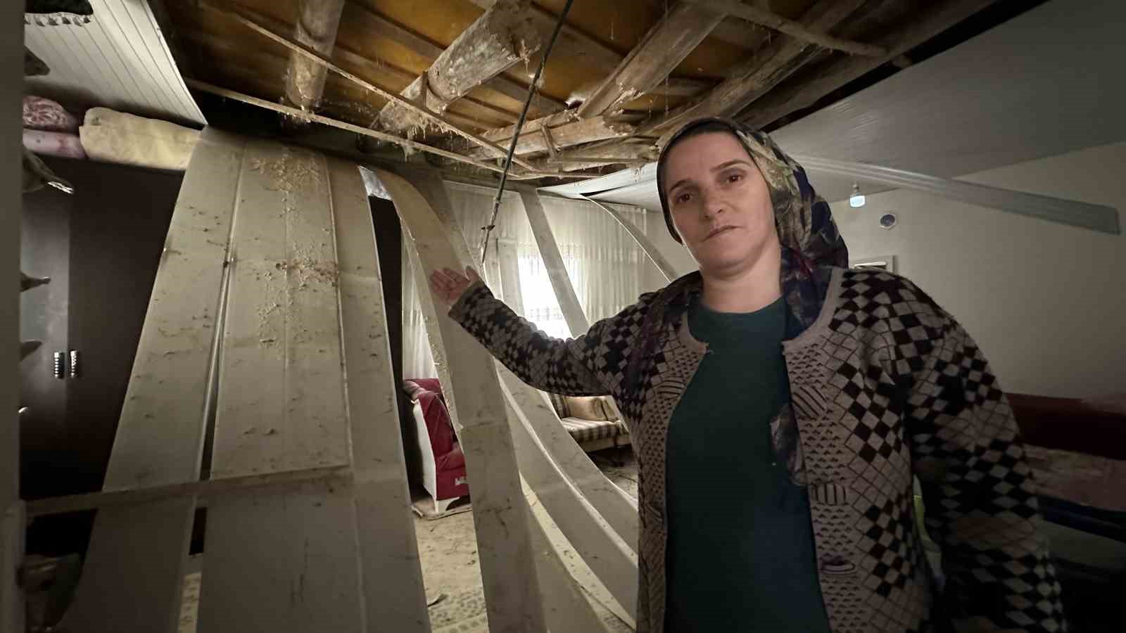 Yüksekova’da karın ağırlığına dayanamayan evin tavanı çöktü
Yüksekova’da karın ağırlığına dayanamayan evin tavanı çöktü