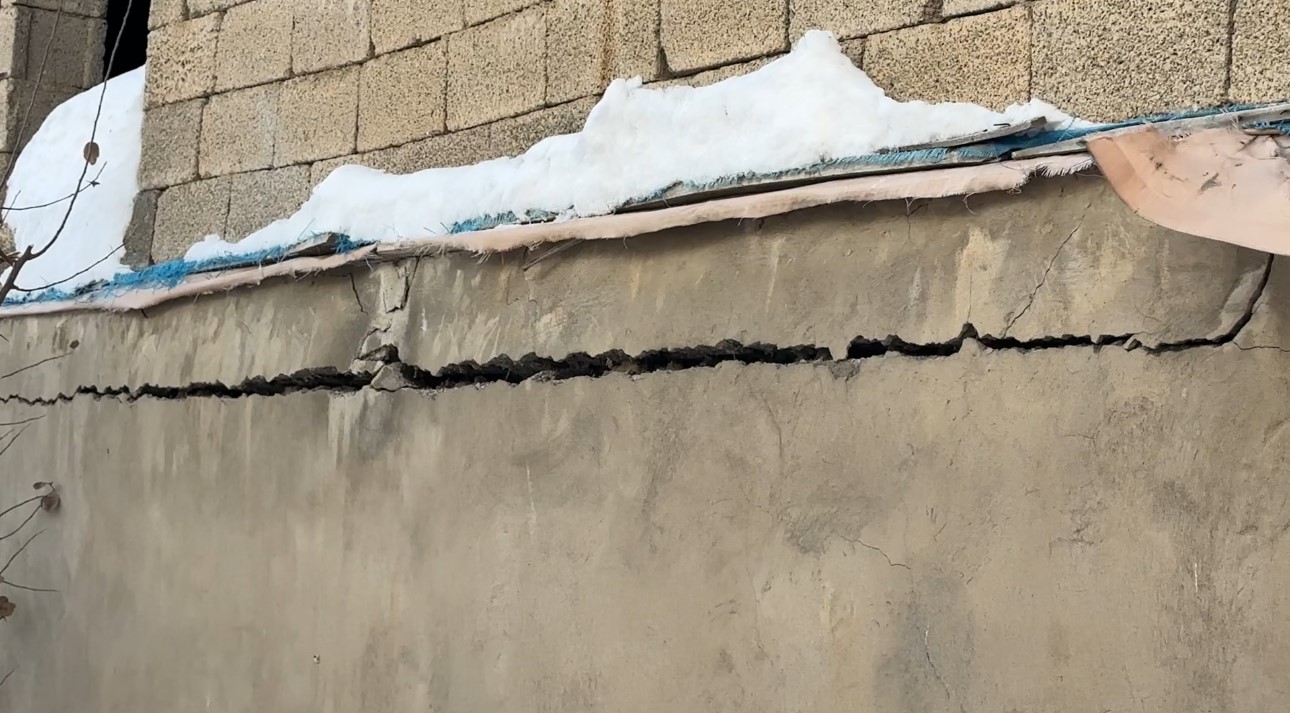 Yüksekova’da karın ağırlığına dayanamayan evin tavanı çöktü
Yüksekova’da karın ağırlığına dayanamayan evin tavanı çöktü