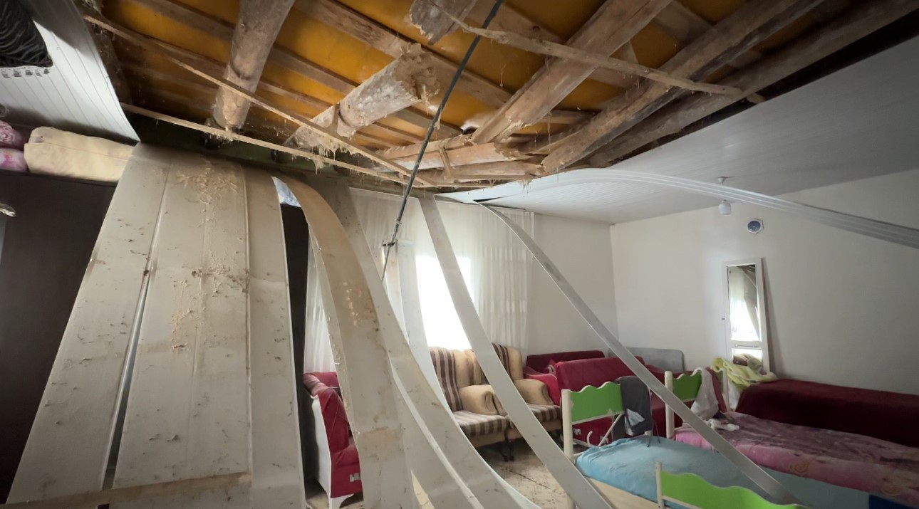 Yüksekova’da karın ağırlığına dayanamayan evin tavanı çöktü
Yüksekova’da karın ağırlığına dayanamayan evin tavanı çöktü