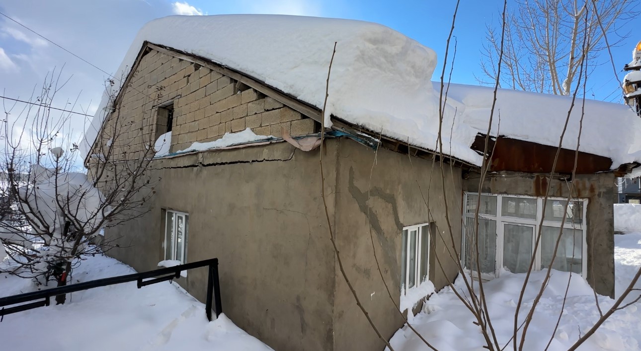Yüksekova’da karın ağırlığına dayanamayan evin tavanı çöktü
Yüksekova’da karın ağırlığına dayanamayan evin tavanı çöktü