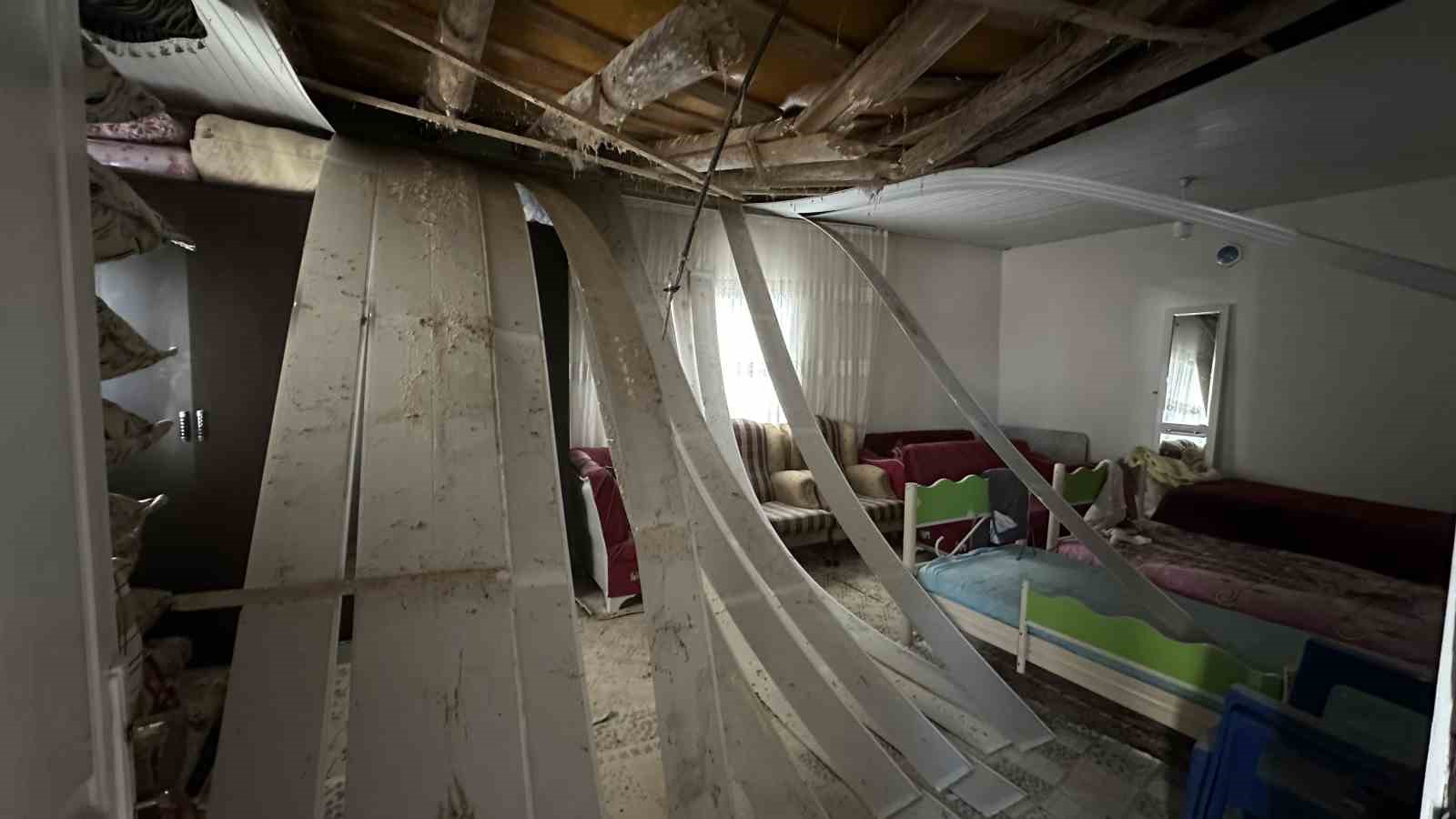 Yüksekova’da karın ağırlığına dayanamayan evin tavanı çöktü
Yüksekova’da karın ağırlığına dayanamayan evin tavanı çöktü