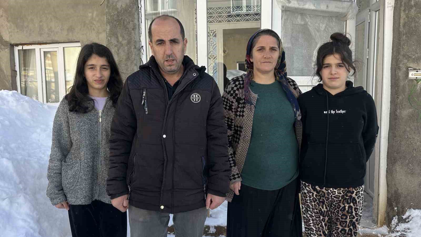 Yüksekova’da karın ağırlığına dayanamayan evin tavanı çöktü
Yüksekova’da karın ağırlığına dayanamayan evin tavanı çöktü