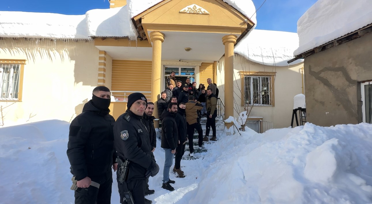 Yüksekova’da karın ağırlığına dayanamayan evin tavanı çöktü
Yüksekova’da karın ağırlığına dayanamayan evin tavanı çöktü