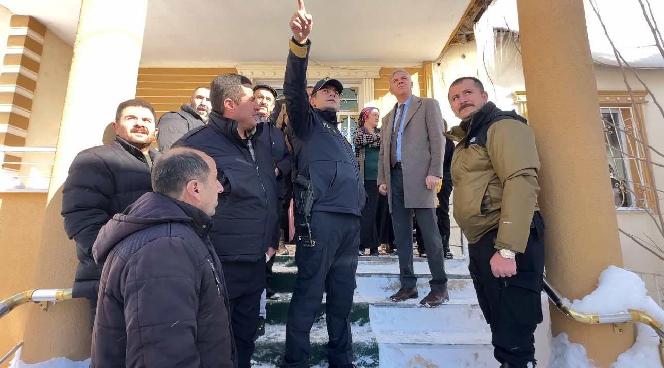 Yüksekova’da karın ağırlığına dayanamayan evin tavanı çöktü
Yüksekova’da karın ağırlığına dayanamayan evin tavanı çöktü