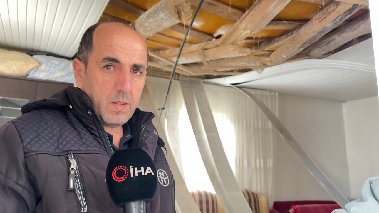 Yüksekova’da karın ağırlığına dayanamayan evin tavanı çöktü
Yüksekova’da karın ağırlığına dayanamayan evin tavanı çöktü