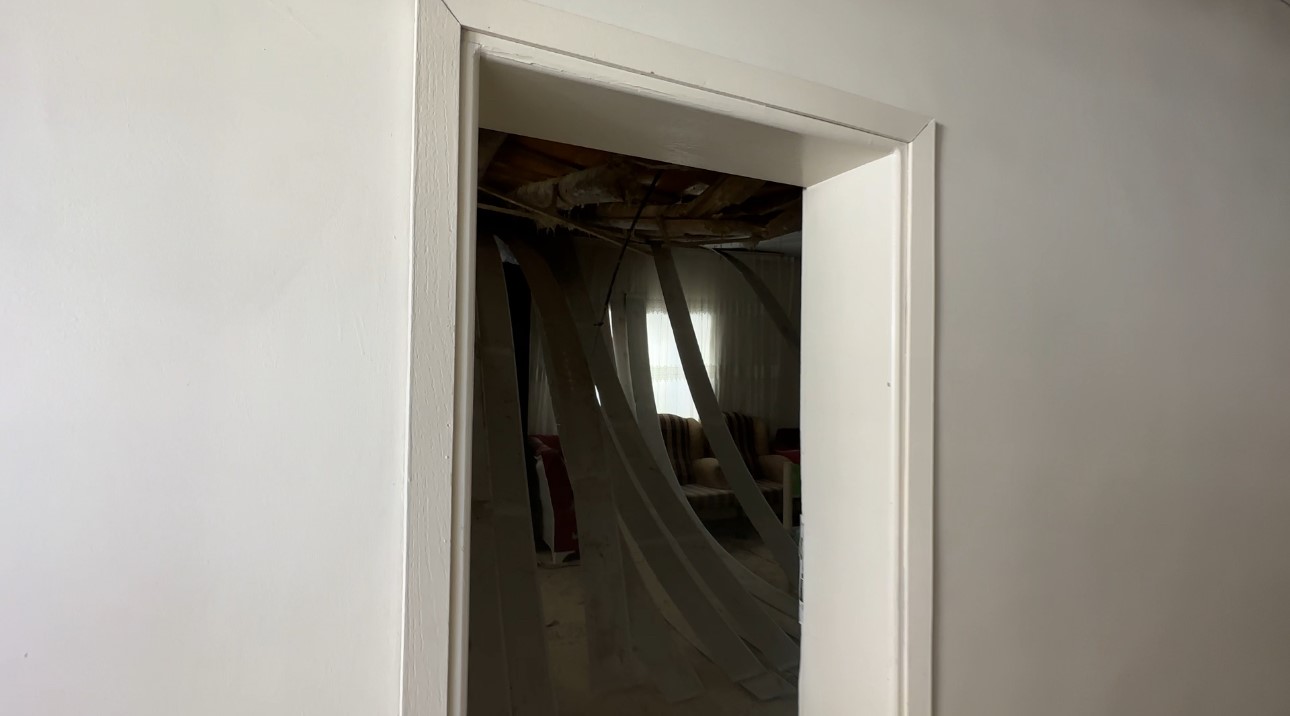 Yüksekova’da karın ağırlığına dayanamayan evin tavanı çöktü
Yüksekova’da karın ağırlığına dayanamayan evin tavanı çöktü