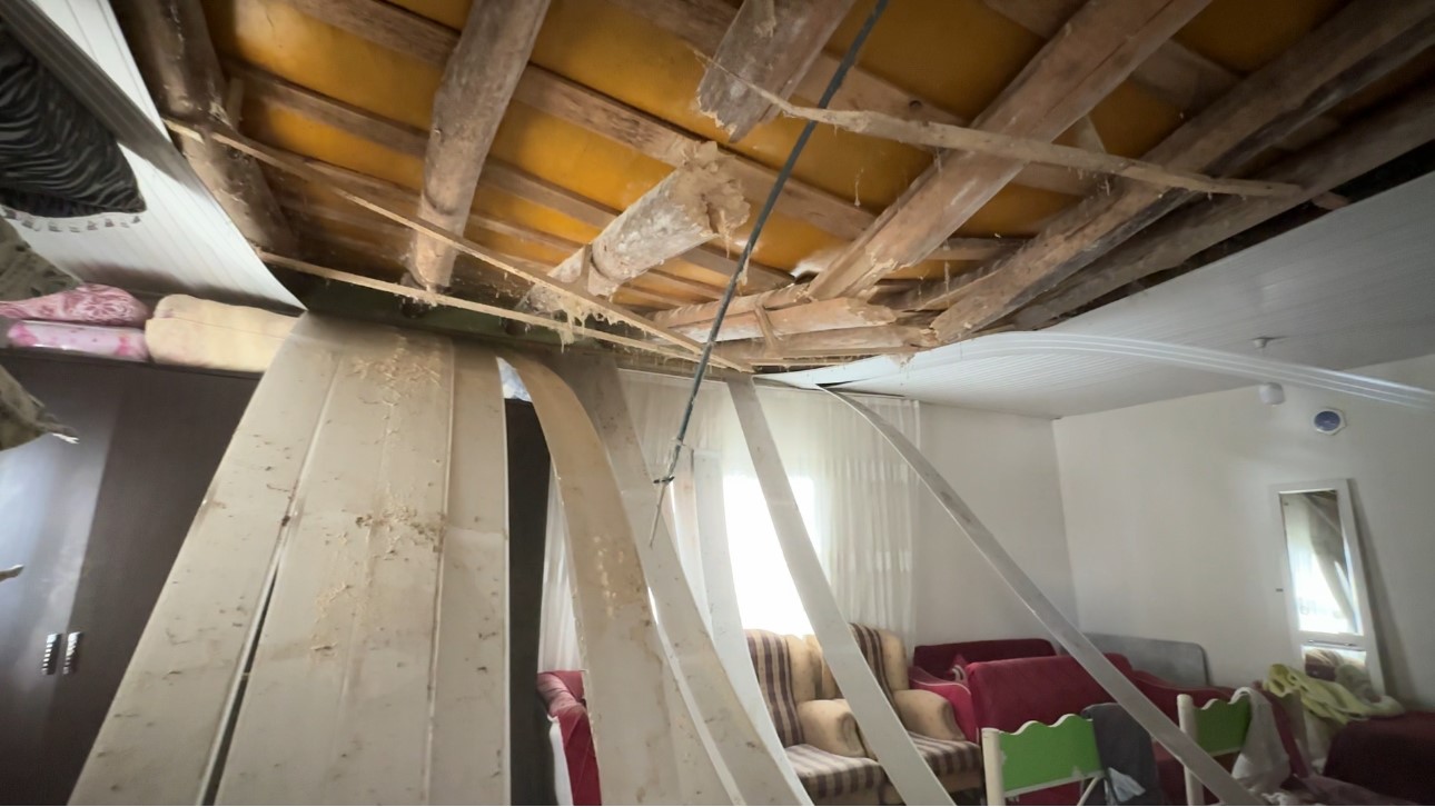 Yüksekova’da karın ağırlığına dayanamayan evin tavanı çöktü
Yüksekova’da karın ağırlığına dayanamayan evin tavanı çöktü