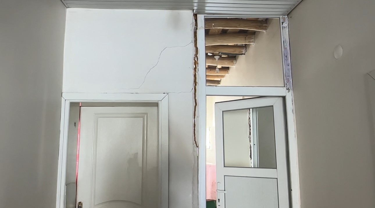 Yüksekova’da karın ağırlığına dayanamayan evin tavanı çöktü
Yüksekova’da karın ağırlığına dayanamayan evin tavanı çöktü