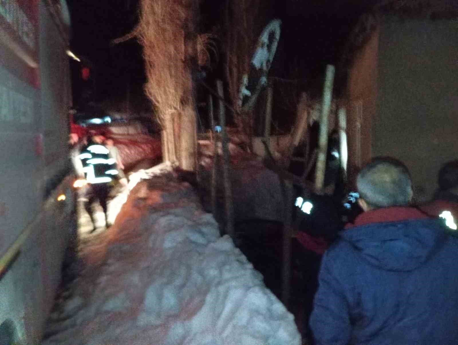 Yüksekova’da korkutan yangın: Bir aile evsiz kaldı
