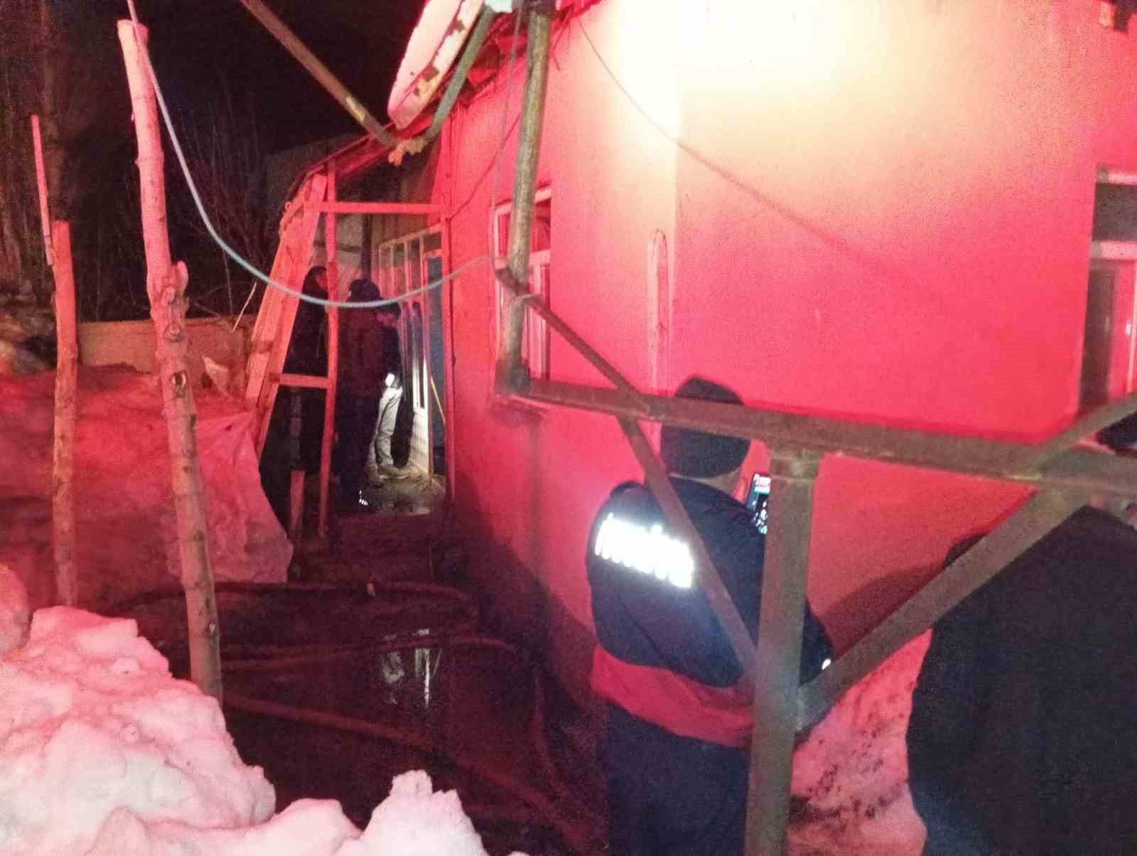 Yüksekova’da korkutan yangın: Bir aile evsiz kaldı
