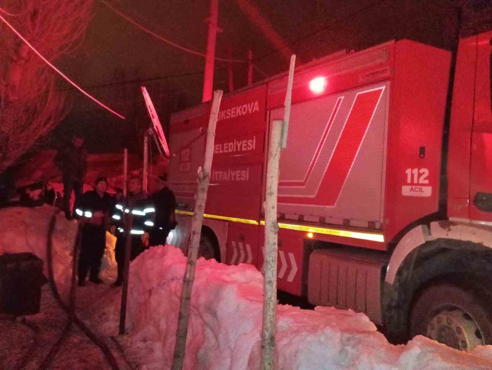 Yüksekova’da korkutan yangın: Bir aile evsiz kaldı
