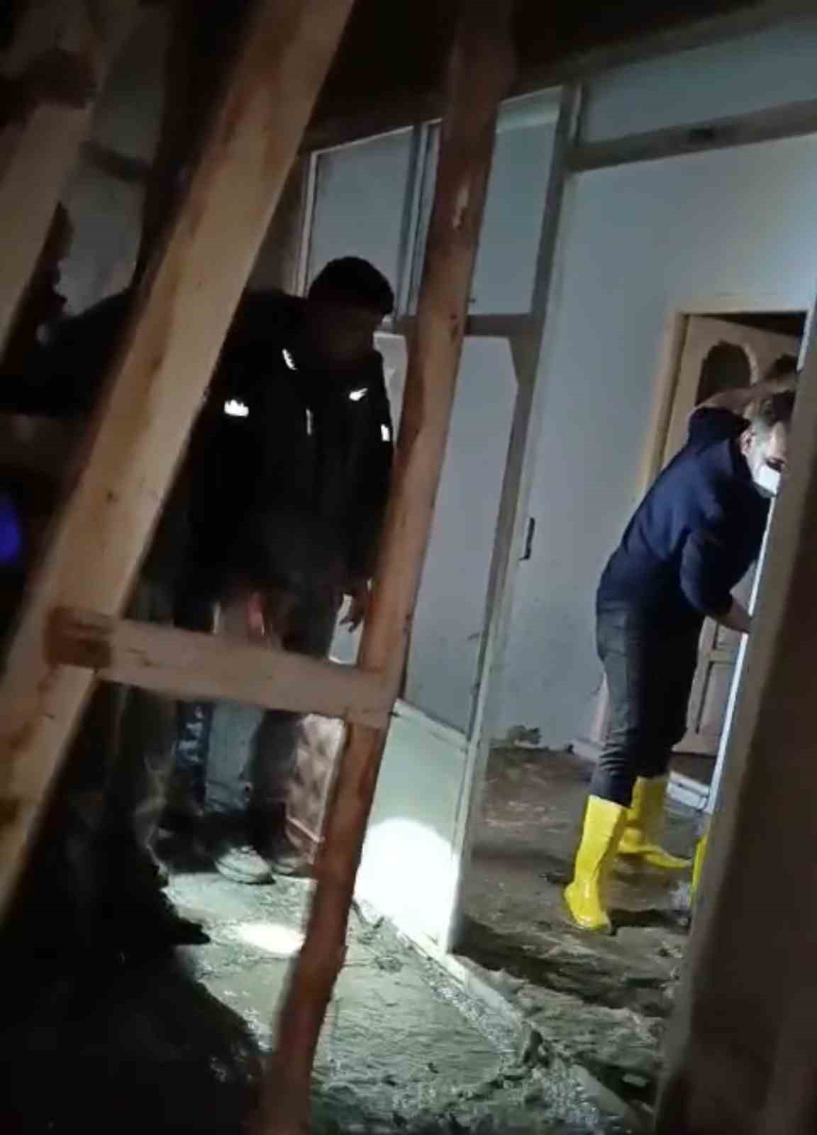 Yüksekova’da korkutan yangın: Bir aile evsiz kaldı
