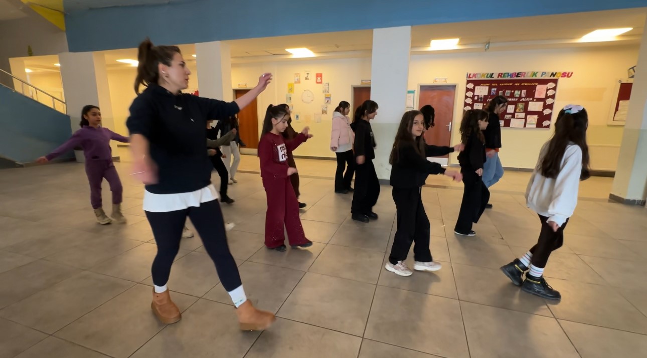 Yüksekova’da kültür sanat buluşması: Hakkari halayı ile Ege’nin zeybeği buluştu
