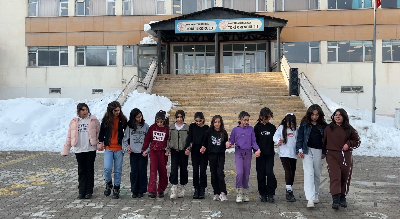 Yüksekova’da kültür sanat buluşması: Hakkari halayı ile Ege’nin zeybeği buluştu
