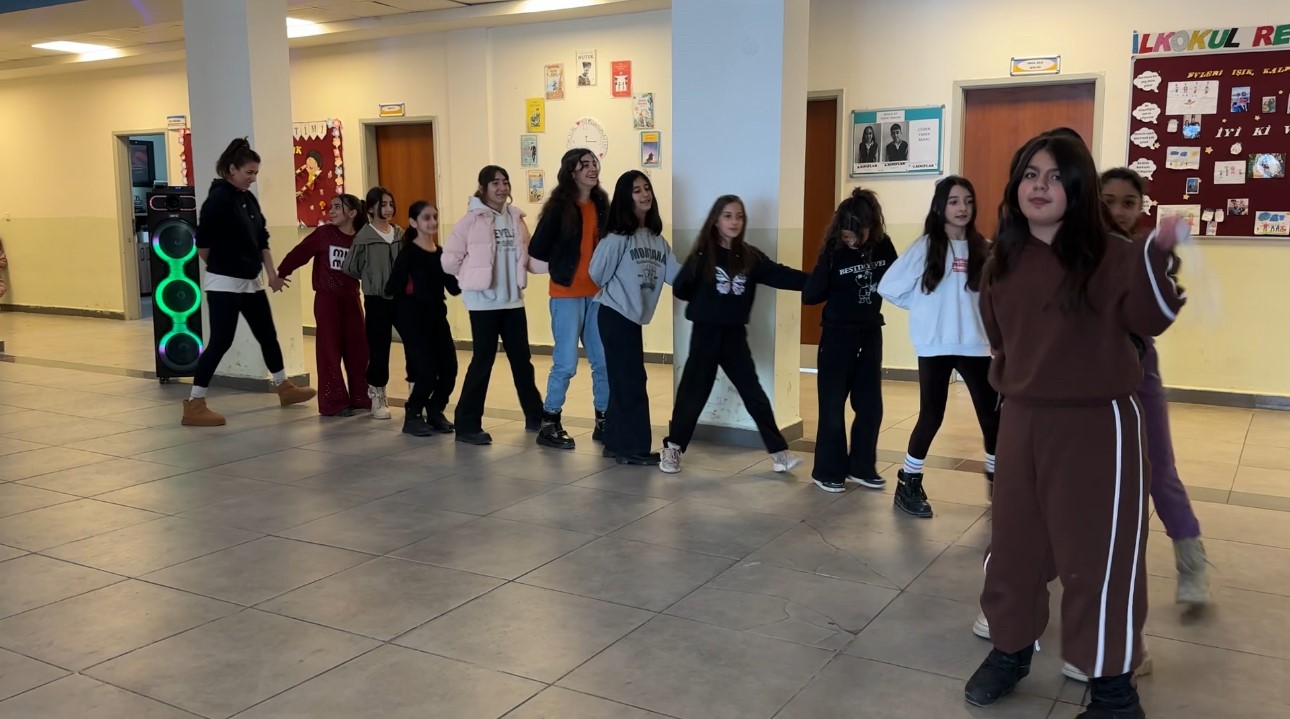 Yüksekova’da kültür sanat buluşması: Hakkari halayı ile Ege’nin zeybeği buluştu
