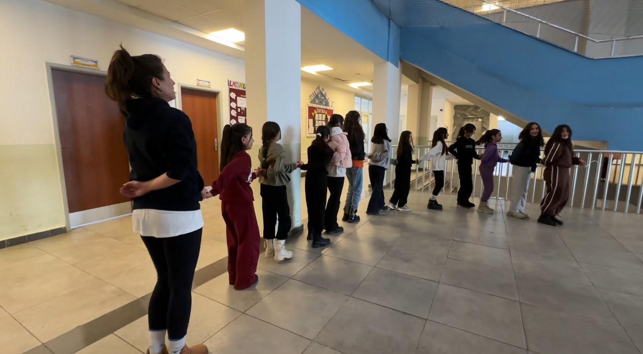 Yüksekova’da kültür sanat buluşması: Hakkari halayı ile Ege’nin zeybeği buluştu
