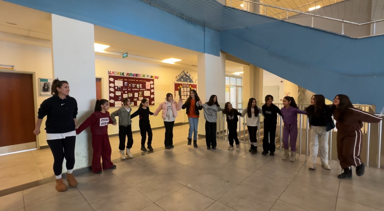 Yüksekova’da kültür sanat buluşması: Hakkari halayı ile Ege’nin zeybeği buluştu
