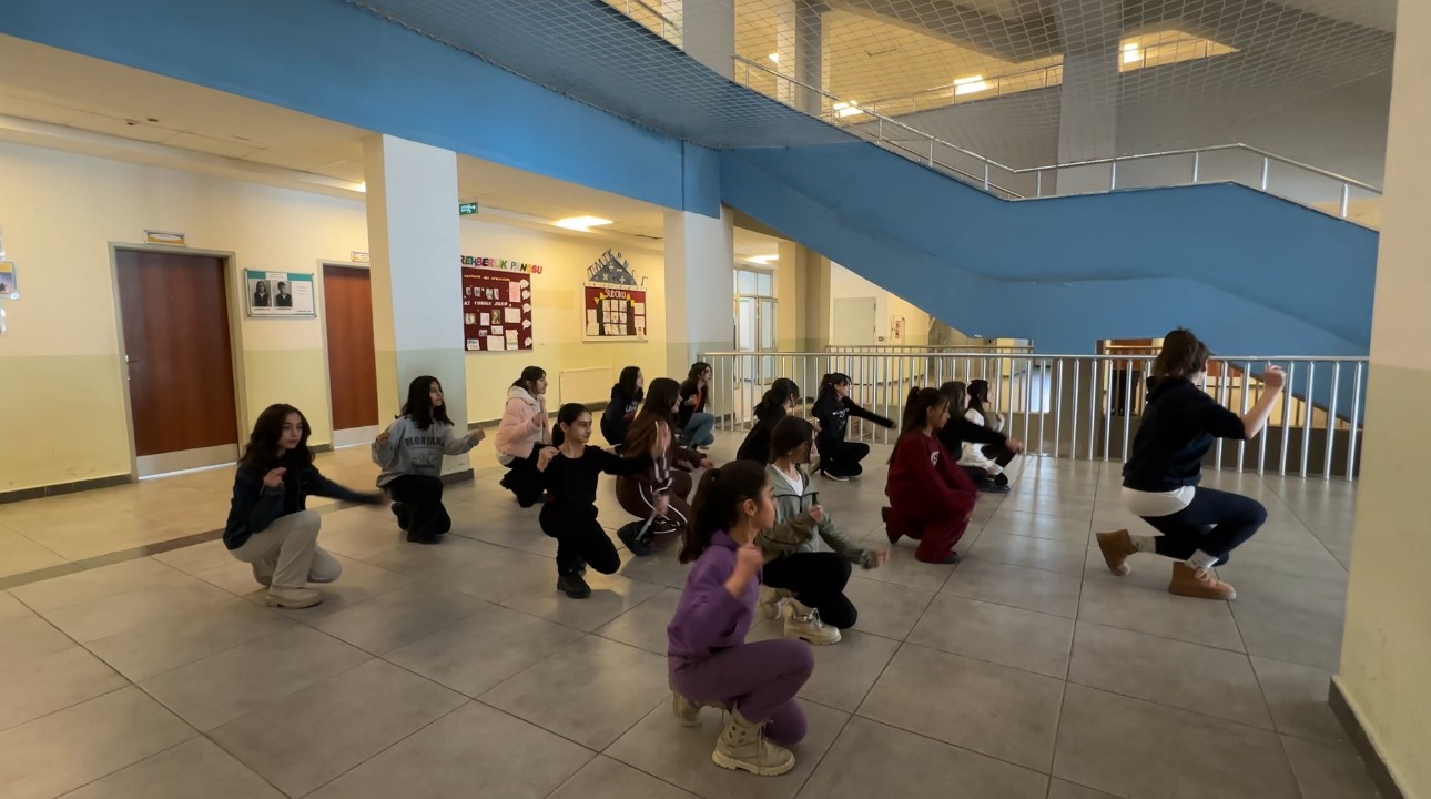 Yüksekova’da kültür sanat buluşması: Hakkari halayı ile Ege’nin zeybeği buluştu
