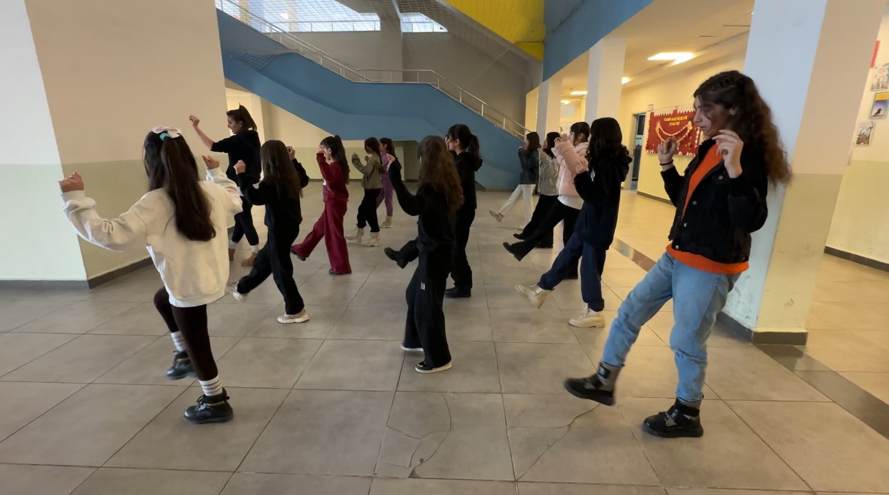 Yüksekova’da kültür sanat buluşması: Hakkari halayı ile Ege’nin zeybeği buluştu
