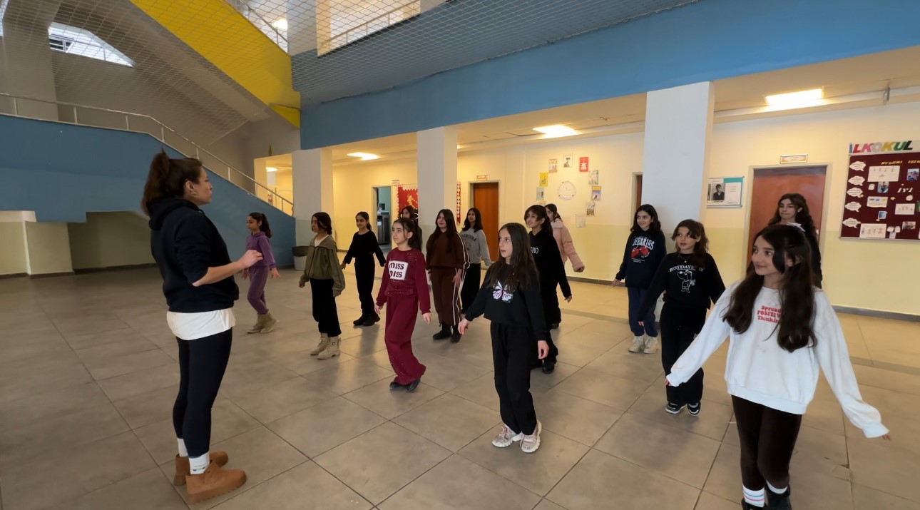 Yüksekova’da kültür sanat buluşması: Hakkari halayı ile Ege’nin zeybeği buluştu
