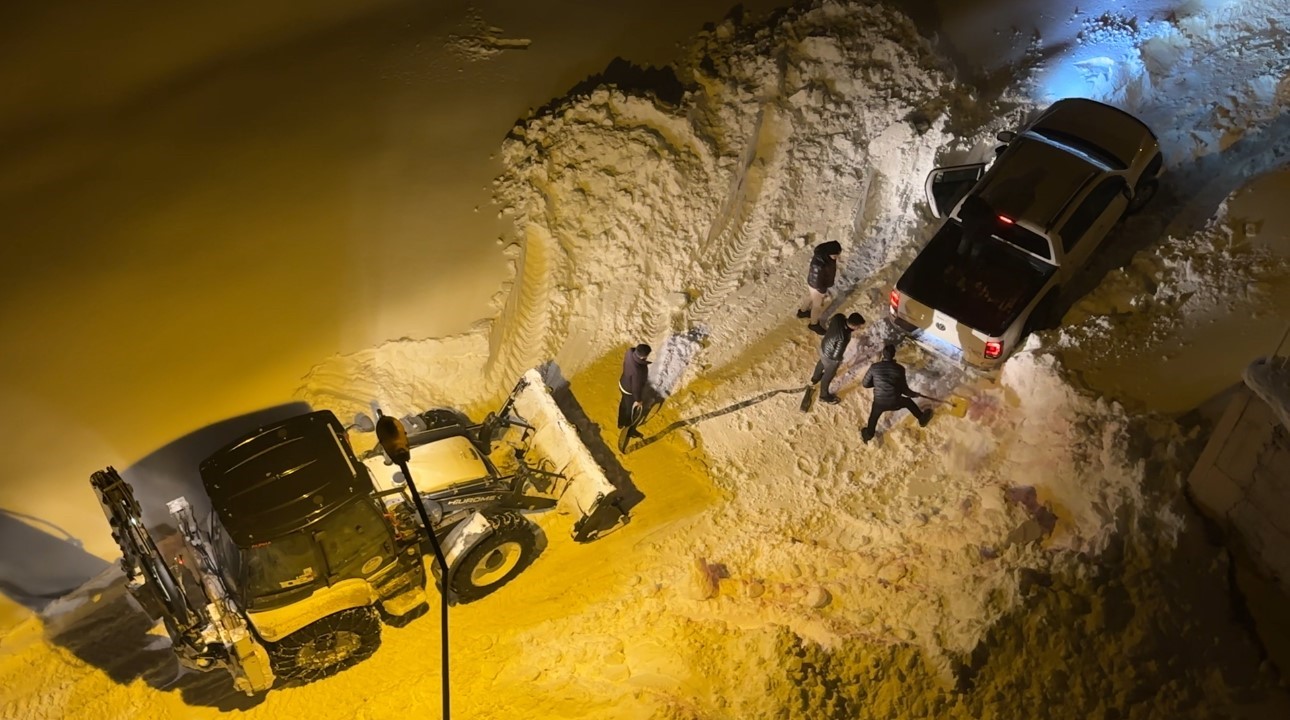 Yüksekova’da kurtarma operasyonu: İnsan gücü yetmeyince belediye yetişti
