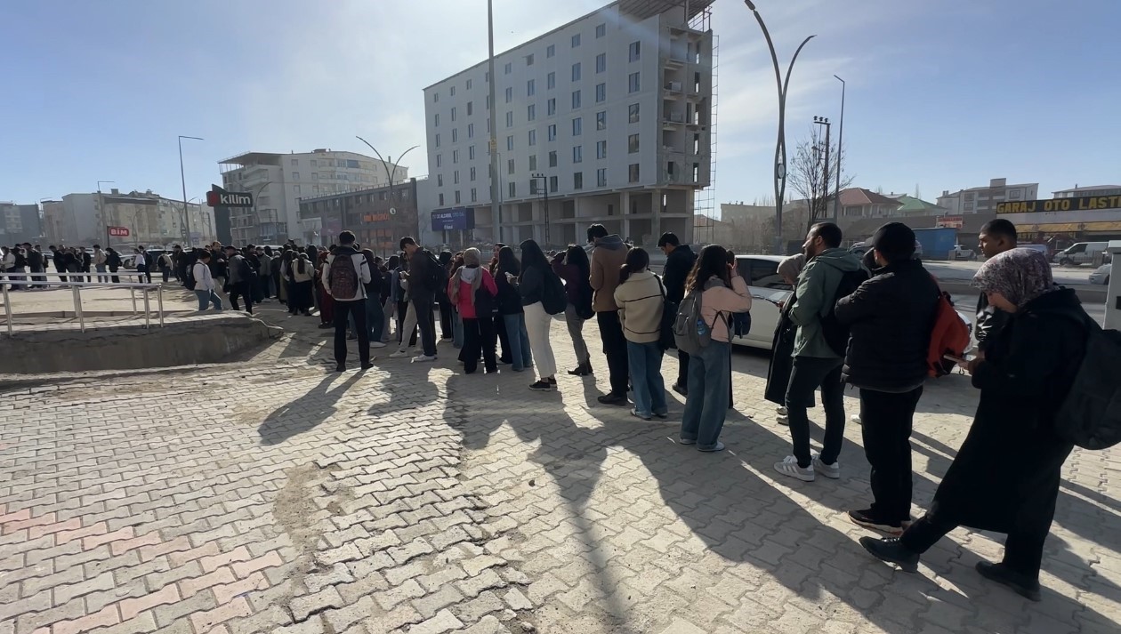 Yüksekova’da kütüphane önünde kuyruk
