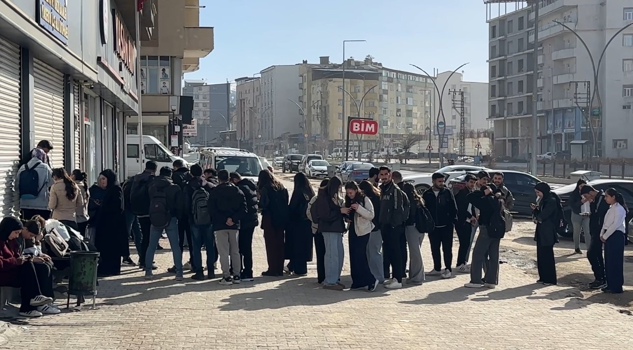 Yüksekova’da kütüphane önünde kuyruk
