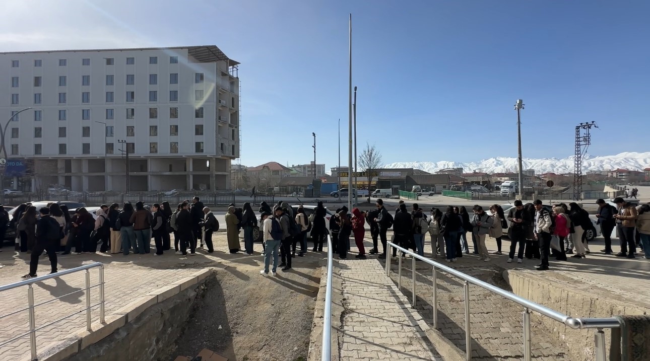 Yüksekova’da kütüphane önünde kuyruk

