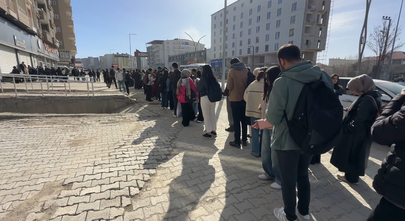 Yüksekova’da kütüphane önünde kuyruk
