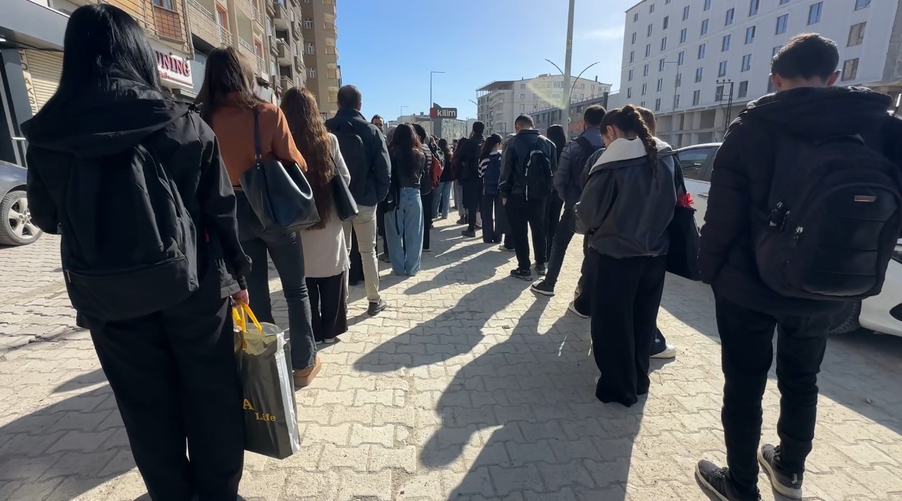 Yüksekova’da kütüphane önünde kuyruk
