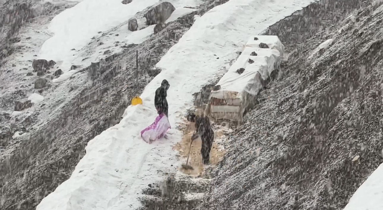 Yüksekova’da lapa lapa kar yağışı başladı
