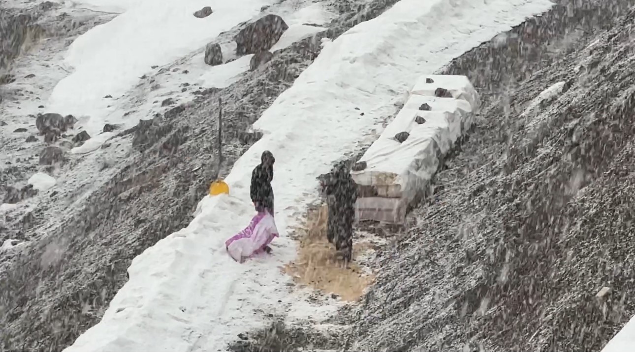 Yüksekova’da lapa lapa kar yağışı başladı
