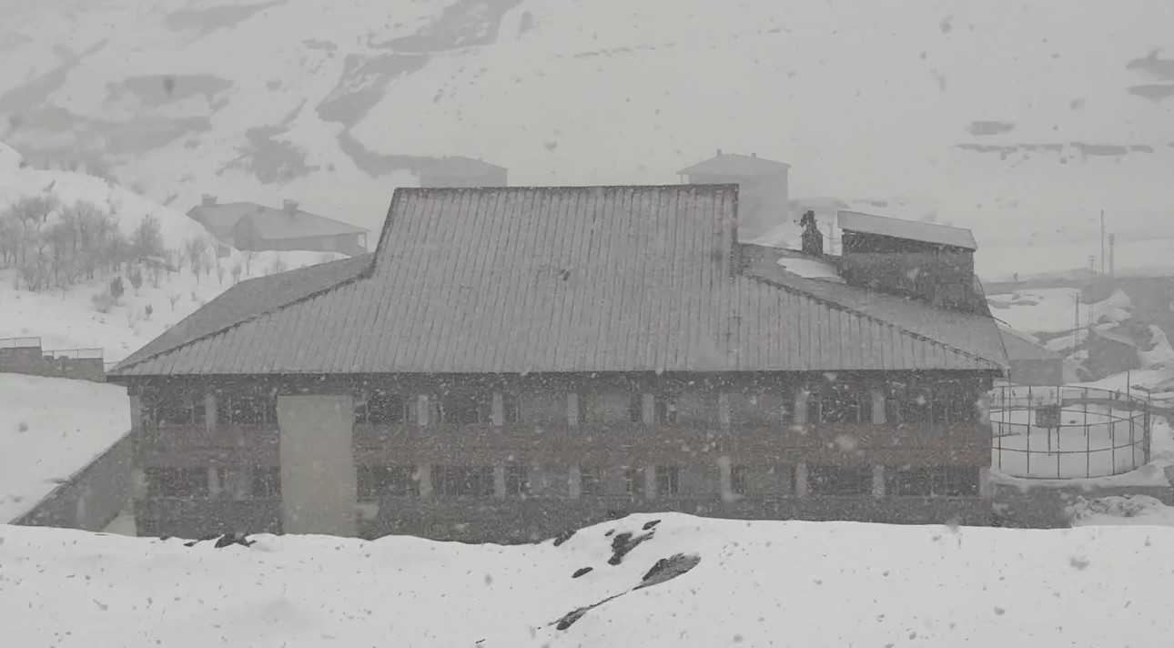 Yüksekova’da lapa lapa kar yağışı başladı
