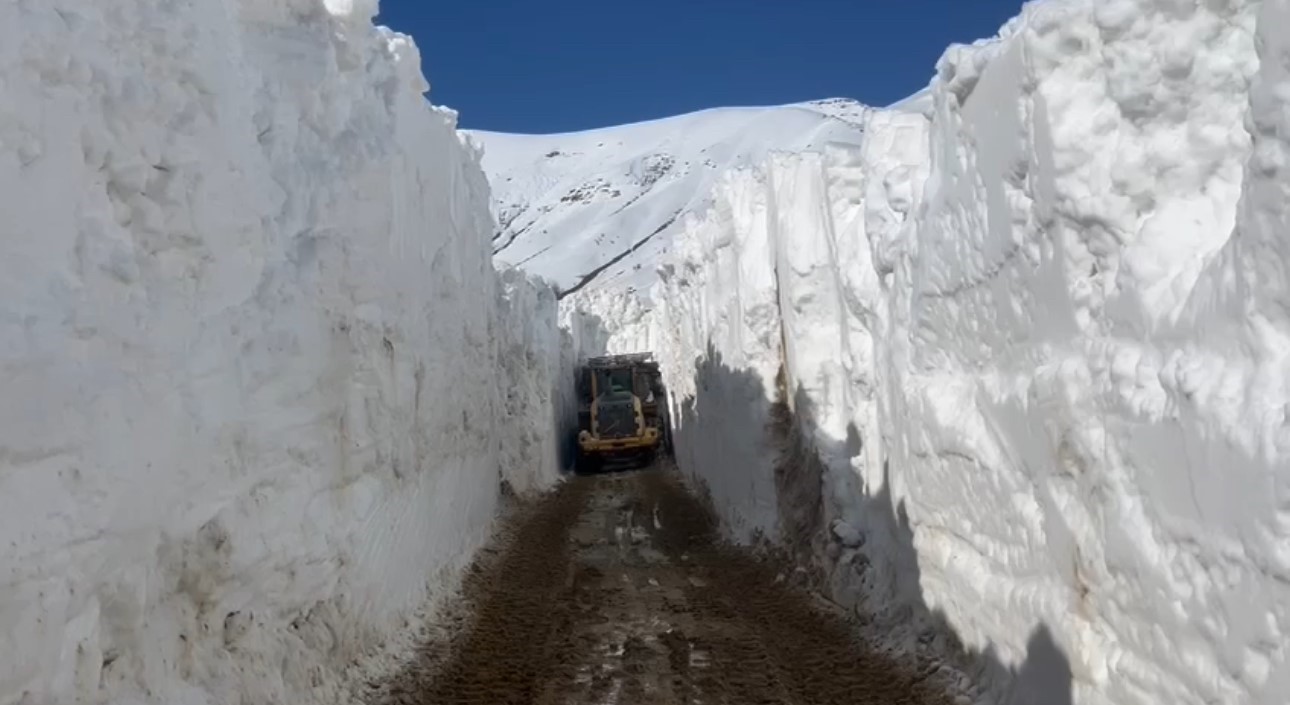 Yüksekova’da nisan ayında 6 metrelik kar tünelleri
