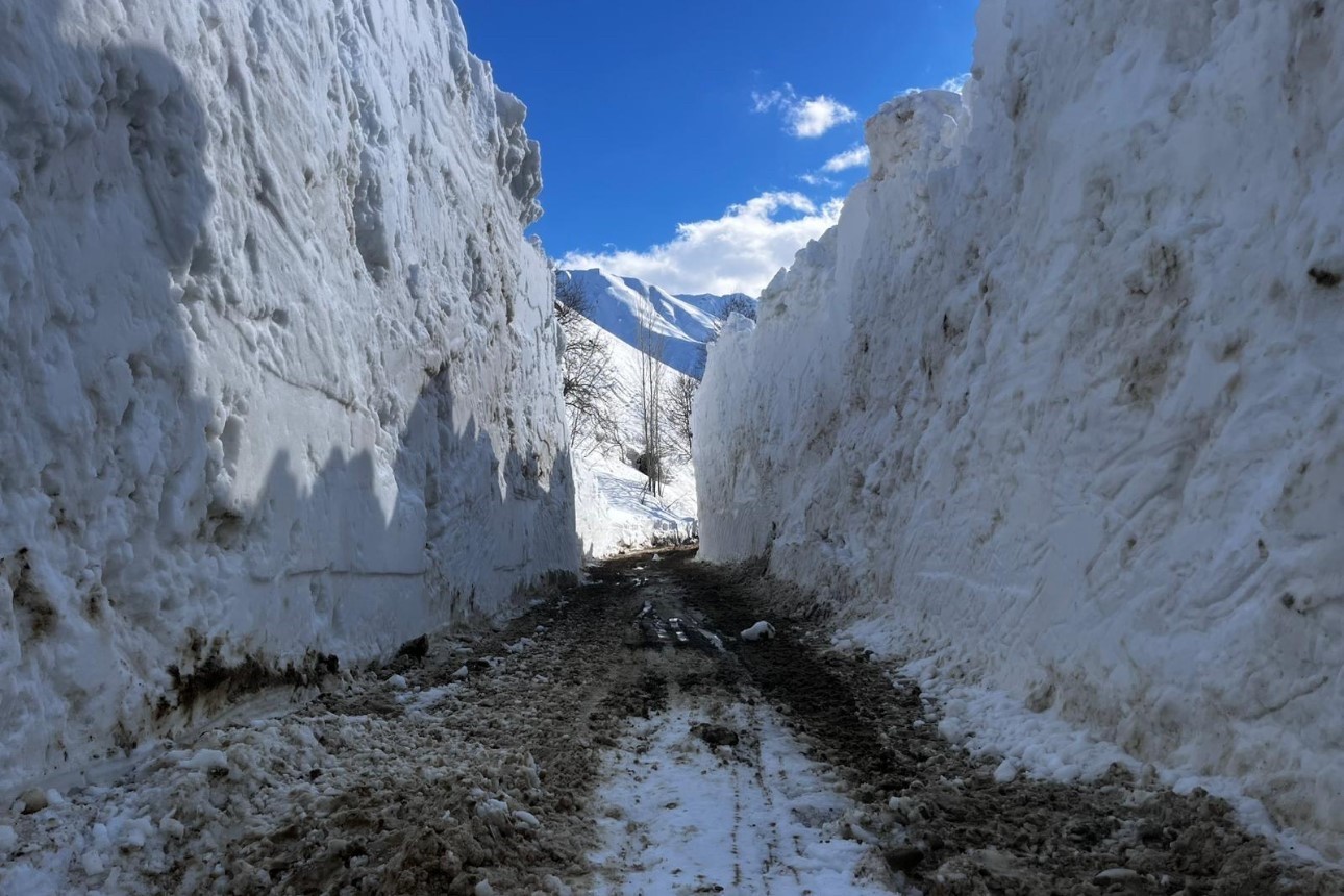 Yüksekova’da nisan ayında 6 metrelik kar tünelleri
