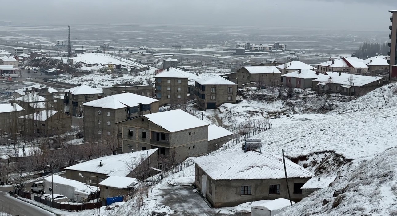 Yüksekova’da nisan ayında kar esareti
