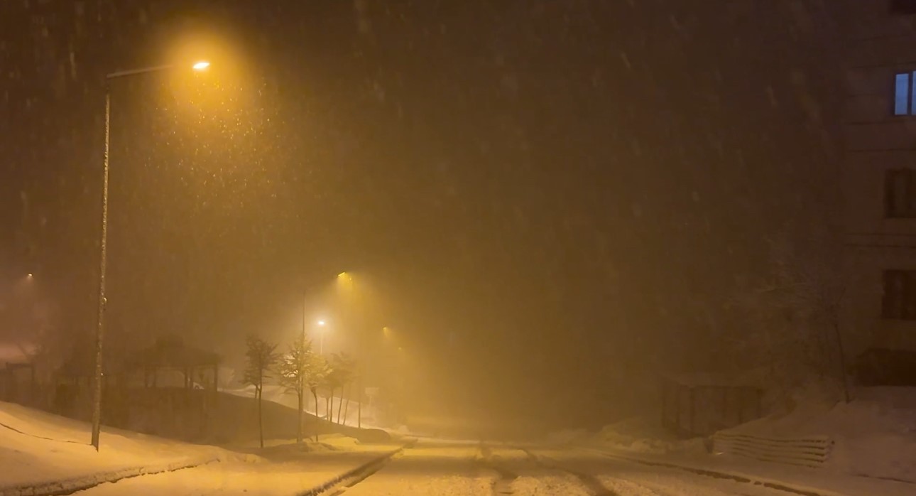 Yüksekova’da nisan karı: İlçe yeniden beyaza büründü, kartpostallık görüntüler ortaya çıktı
