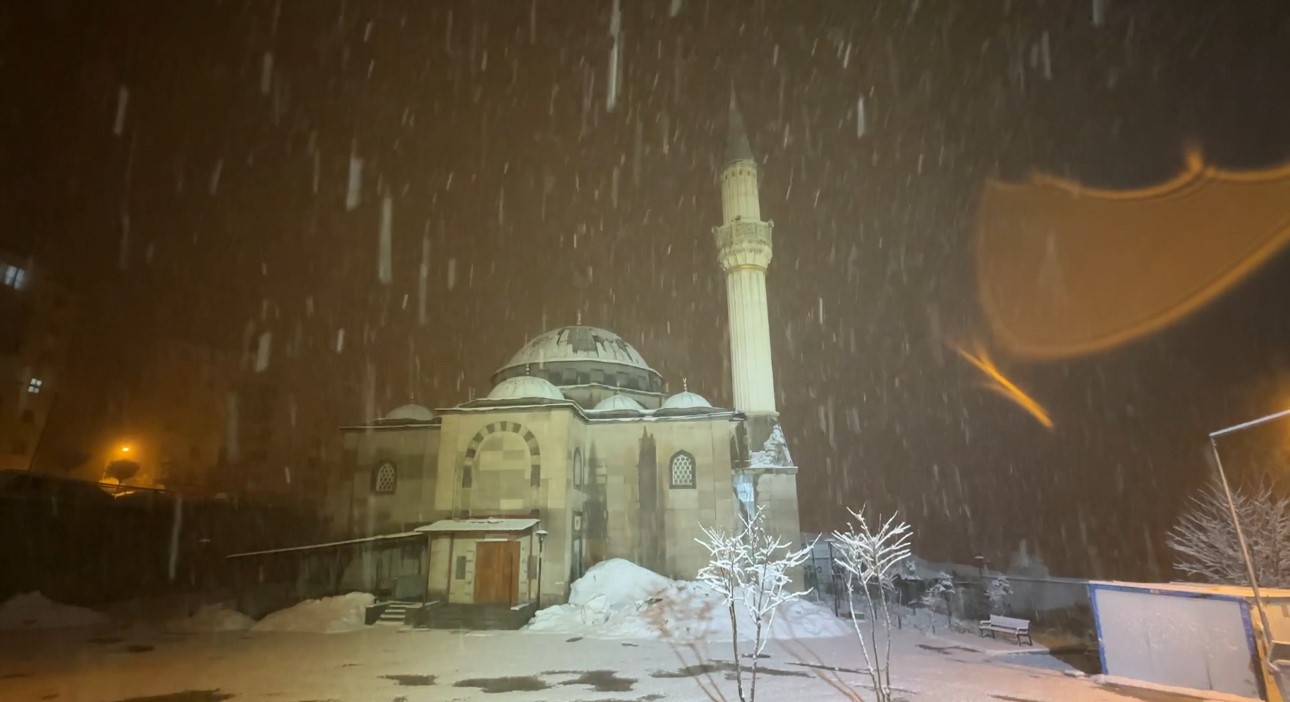 Yüksekova’da nisan karı: İlçe yeniden beyaza büründü, kartpostallık görüntüler ortaya çıktı
