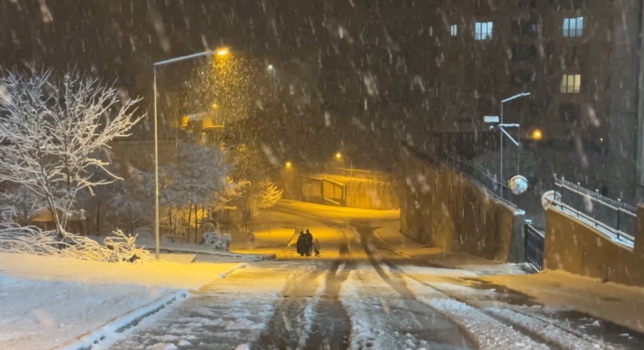 Yüksekova’da nisan karı: İlçe yeniden beyaza büründü, kartpostallık görüntüler ortaya çıktı
