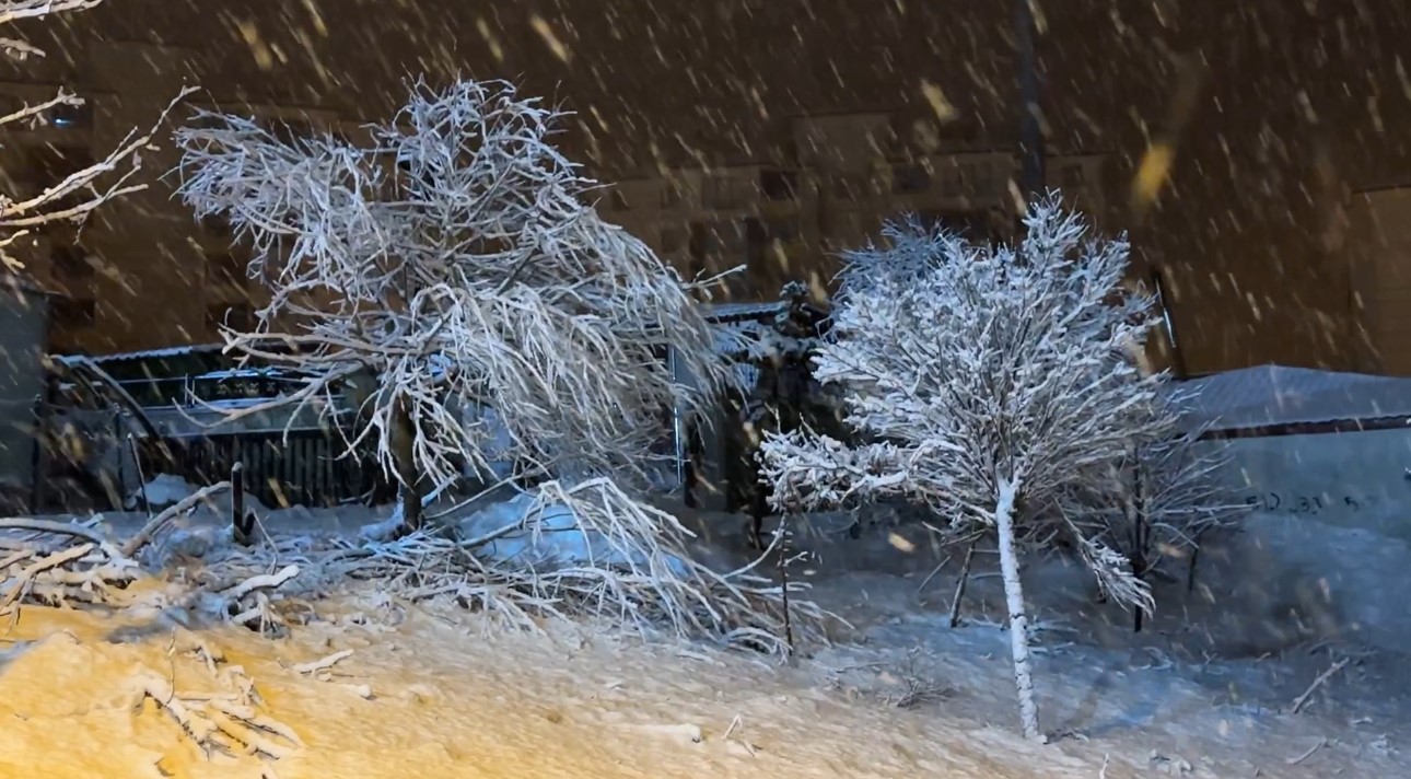 Yüksekova’da nisan karı: İlçe yeniden beyaza büründü, kartpostallık görüntüler ortaya çıktı
