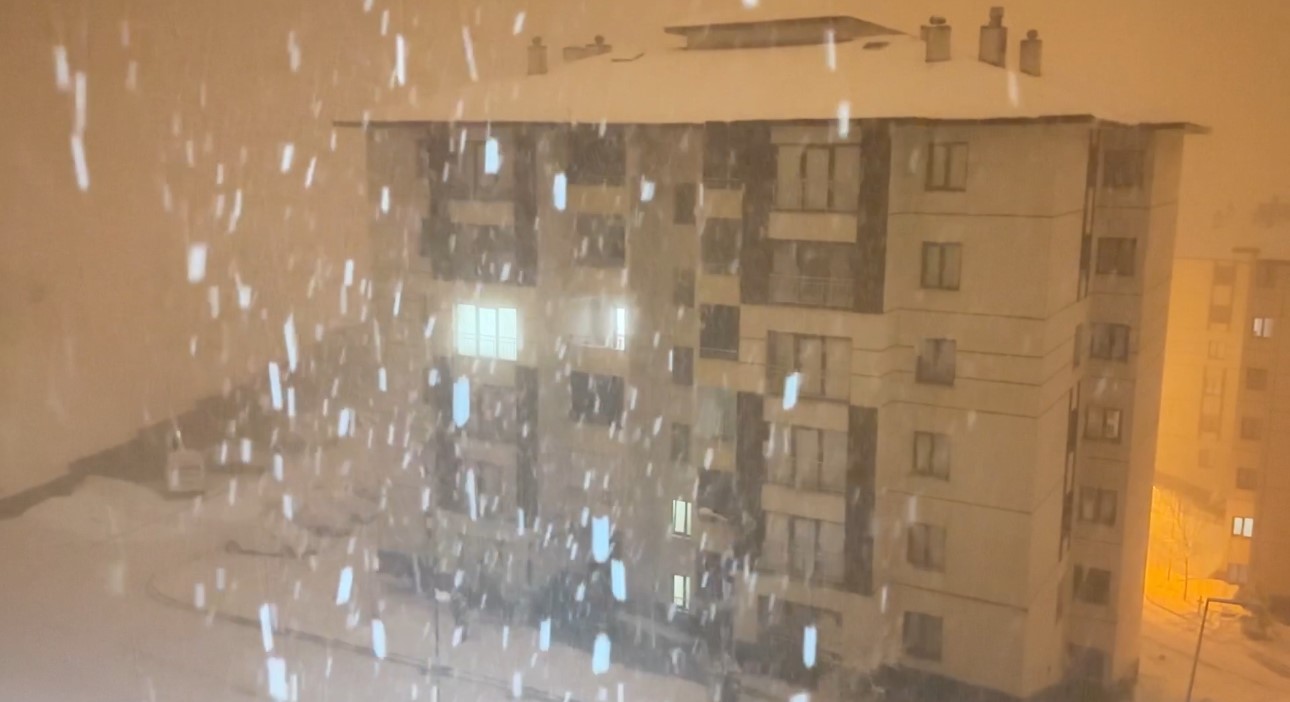 Yüksekova’da nisan karı: İlçe yeniden beyaza büründü, kartpostallık görüntüler ortaya çıktı
