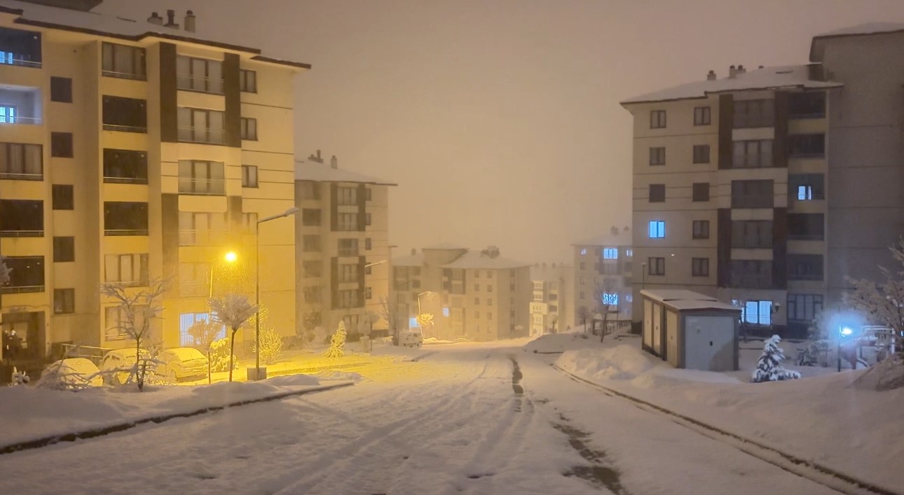 Yüksekova’da nisan karı: İlçe yeniden beyaza büründü, kartpostallık görüntüler ortaya çıktı
